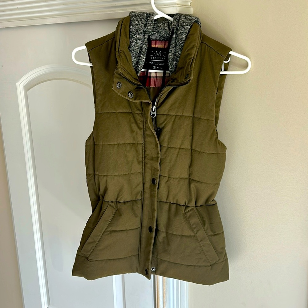 C-M-3 OUTFITTERS puffer vest with hood. Size small